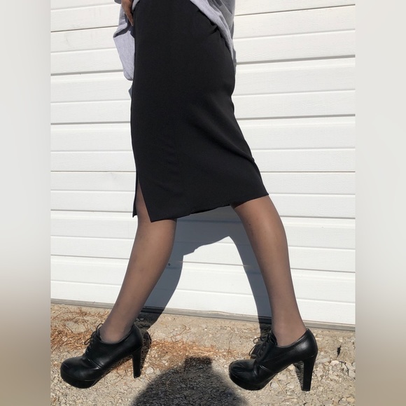 Black pencil skirt 99% polyester 4% spandex - Picture 2 of 4